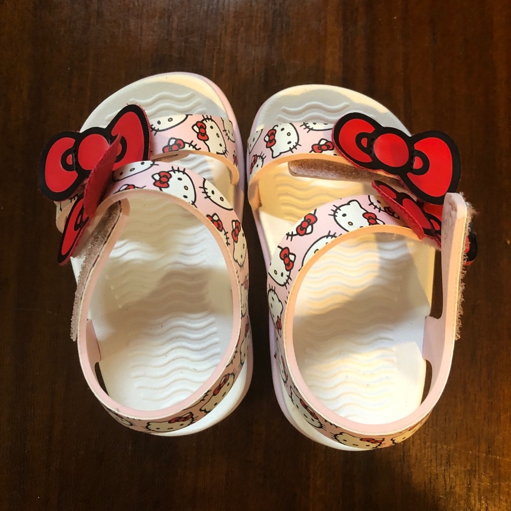 New Native hello kitty sandals size 6
